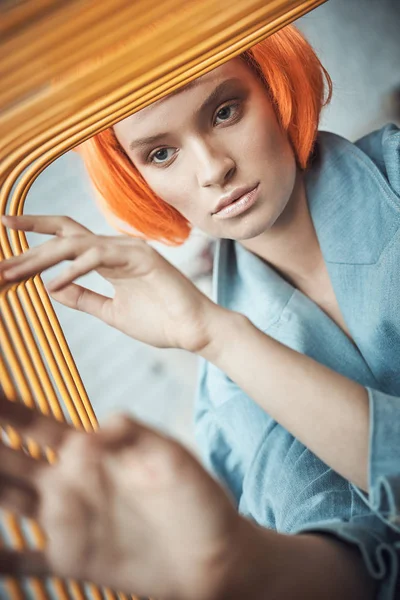 Портрет Красивой Девушки Голым Макияжем Оранжевыми Короткими Волосами Держащей Оранжевый — стоковое фото