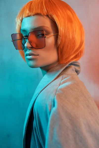 Portrait Beautiful Girl Orange Glasses Neon Background Nude Makeup Short — Stock Photo, Image