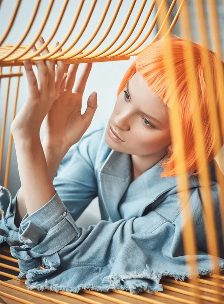 Muotokuva Kaunis Tyttö Alaston Meikki Oranssi Lyhyet Hiukset Tilalla Oranssi — kuvapankkivalokuva