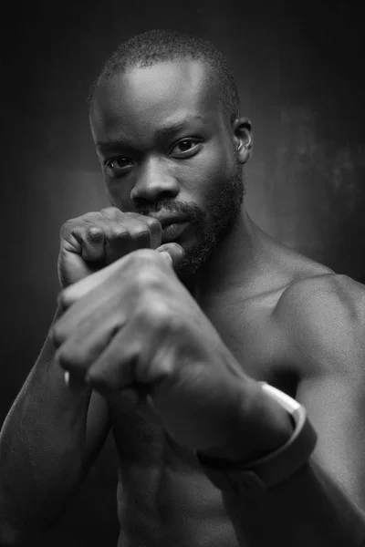 Preto Branco Retrato Preto Bonito Cara Com Torso Que Segura — Fotografia de Stock