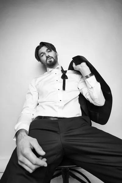 Чорно Білий Портрет Красивого Чоловіка Бородою Цигаркою Роті Сидячи Стільці — стокове фото