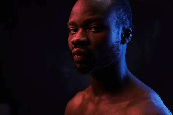 Retrato Hombre Negro Guapo Luz Roja Azul Sobre Fondo Oscuro —  Fotos de Stock