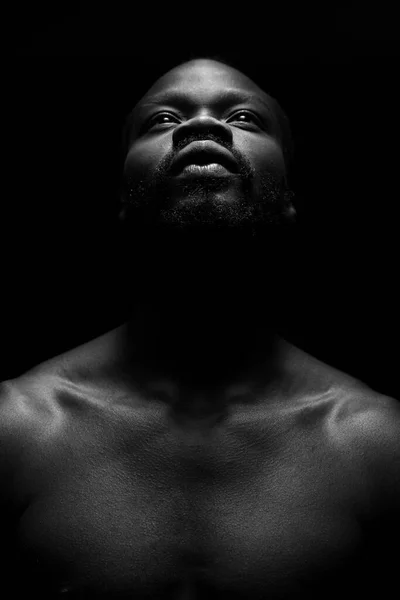 Zwart Wit Portret Van Een Knappe Zwarte Man Met Naakte — Stockfoto