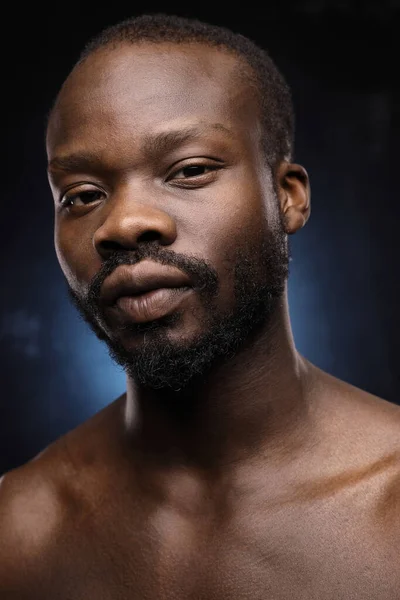 Potret Seorang Pria Kulit Hitam Tampan Dengan Tubuh Telanjang Terlihat — Stok Foto