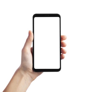 Beyaz arka planda boş ekranlı akıllı telefon tutan kadın. Telefonlu kadın elleri, metin için boşluk