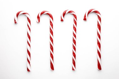 Beyaz arka planda Noel şekerleri. Nane şekerli en az bileşim. Düz yatış, üst görünüm