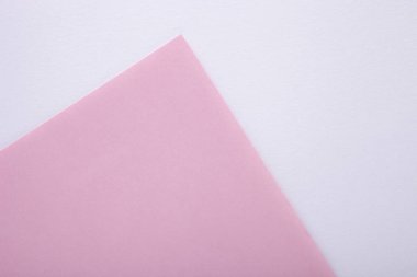 Arka plan olarak pembe ve beyaz pastel kağıt dokusu. Üst görünüm