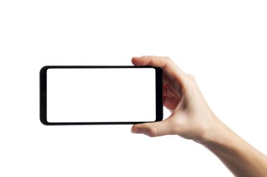 Beyaz arka planda boş ekranlı akıllı telefon tutan kadın. Kadın elleri ekrana dokunuyor, metin için boşluk