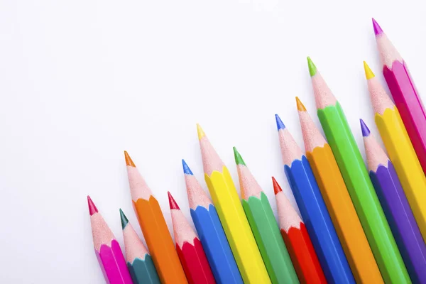 白い背景に異なる色鉛筆 色鉛筆で作られたフレーム クローズアップビュー テキストのためのスペース — ストック写真