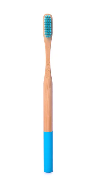 白い背景に孤立した竹歯ブラシ 青い毛を持つ木製の歯ブラシ 廃棄物ゼロ 生分解性材料 — ストック写真