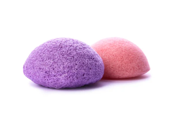 天然的粉红和紫色魔芋海绵 在白色背景上隔离 面部治疗 可重复使用的替代一次性海绵 美容常规概念 — 图库照片