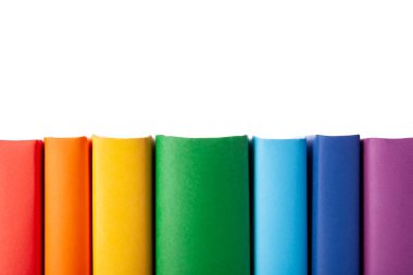 Beyaz arka planda izole edilmiş renkli kitap yığını. Farklı kitapların koleksiyonu. Okumak için ciltli kitaplar. Okula ve eğitim öğrenme konseptine dönüş. Boşluk metnini kopyala, kapat görünümü