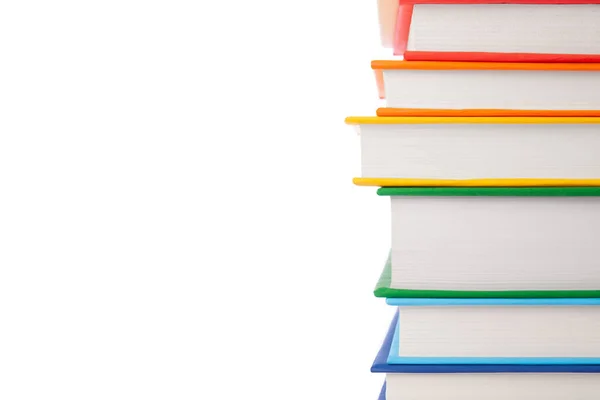 Beyaz arka planda izole edilmiş renkli kitap yığını. Farklı kitapların koleksiyonu. Okumak için ciltli kitaplar. Okula ve eğitim öğrenme konseptine dönüş. Boşluk metnini kopyala, kapat görünümü