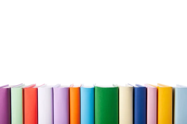 Beyaz arka planda izole edilmiş renkli kitap yığını. Farklı kitapların koleksiyonu. Okumak için ciltli kitaplar. Okula ve eğitim öğrenme konseptine dönüş. Boşluk metnini kopyala, kapat görünümü