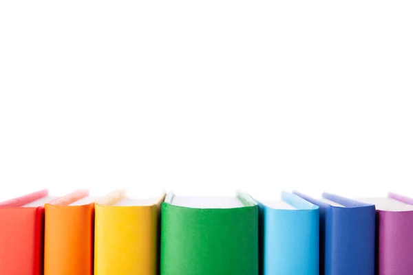 Beyaz arka planda izole edilmiş renkli kitap yığını. Farklı kitapların koleksiyonu. Okumak için ciltli kitaplar. Okula ve eğitim öğrenme konseptine dönüş. Boşluk metnini kopyala, kapat görünümü