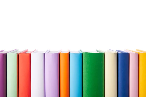 Beyaz arka planda izole edilmiş renkli kitap yığını. Farklı kitapların koleksiyonu. Okumak için ciltli kitaplar. Okula ve eğitim öğrenme konseptine dönüş. Boşluk metnini kopyala, kapat görünümü