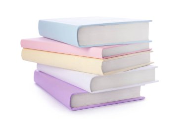 Beyaz arka planda izole edilmiş renkli kitap yığını. Farklı kitapların koleksiyonu. Okumak için ciltli kitaplar. Okula ve eğitim öğrenme konseptine dönüş