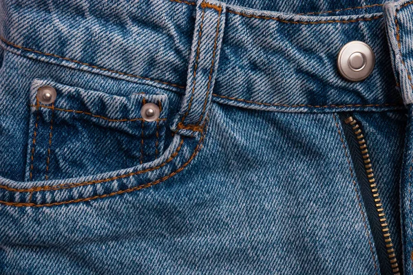 Arka planda cebi olan kot pantolon. Detaylı yeni kot pantolon manzarası. Üst görünüm