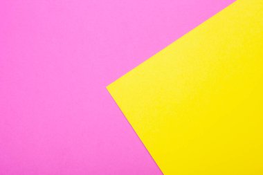 Arka plan olarak pembe ve sarı kağıt. İki renkli parlak kağıt dokusu, metin için yeri olan üst görünüm