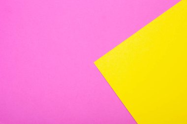 Arka plan olarak pembe ve sarı kağıt. İki renkli parlak kağıt dokusu, metin için yeri olan üst görünüm