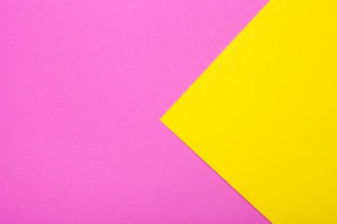 Arka plan olarak pembe ve sarı kağıt. İki renkli parlak kağıt dokusu, metin için yeri olan üst görünüm