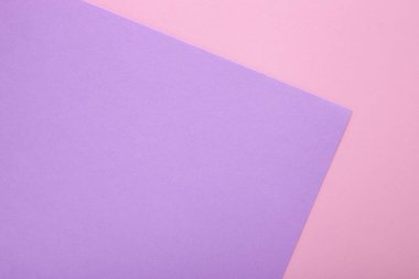 Arka plan olarak pembe ve mor kağıt. İki renkli pastel kağıt dokusu, metin için yeri olan üst görünüm