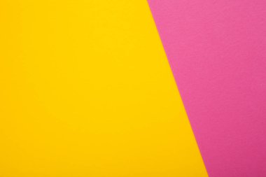 Arka plan olarak pembe ve sarı kağıt. İki renkli parlak kağıt dokusu, metin için yeri olan üst görünüm