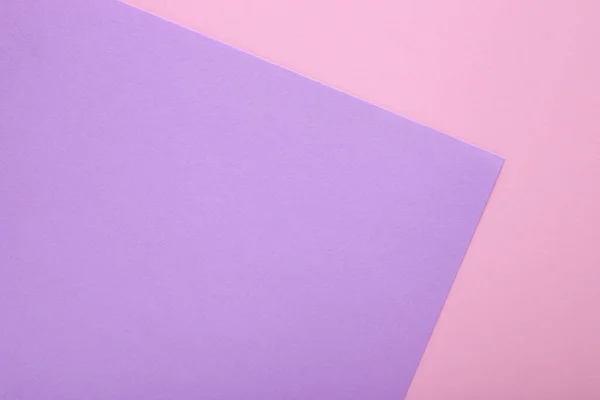 Arka plan olarak pembe ve mor kağıt. İki renkli pastel kağıt dokusu, metin için yeri olan üst görünüm