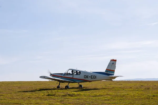 Skutec, 20. října 2019: Malé čtyřmístné letadlo před startem na hřišti — Stock fotografie