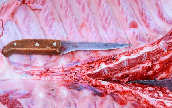El granjero masacrando a un cerdo en el pueblo. Cuchillo sobre carne . — Foto de Stock