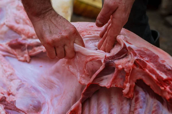 El granjero masacrando a un cerdo en el pueblo — Foto de Stock