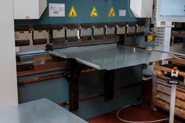 Fabrikada hidrolik makineyle metal bükme levhası.