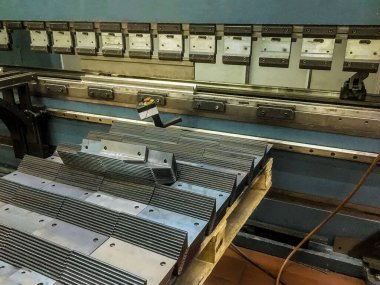 Metal levha, mashine bükerek fabrikada bükülüyor..