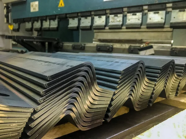 Fabrikada metal levha bükme.