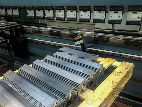 Станок для гибки листового металла на заводе
.