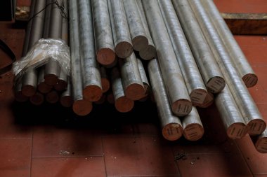 Paketler halinde dikdörtgen kesitlerin metal profil borusu