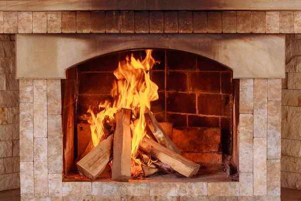 Leña quemada en la chimenea de cerca. — Foto de Stock