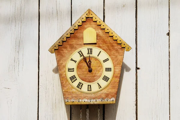 Relógio velho em uma parede clara de madeira. Relógio vintage. Relógio cuco — Fotografia de Stock