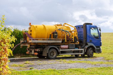 Lağım tankı kamyonu. Kanalizasyon pompalama makinesi. Septik kamyon