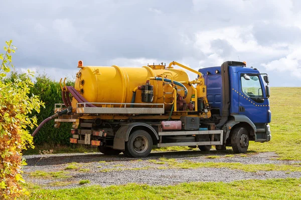 Camion citerne d'eaux usées. Machine de pompage des égouts. Camion septique — Photo