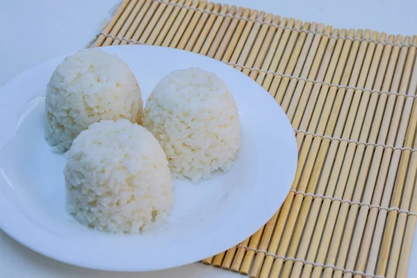 Arroz hervido con queso sobre un plato blanco sobre fondo blanco — Foto de Stock