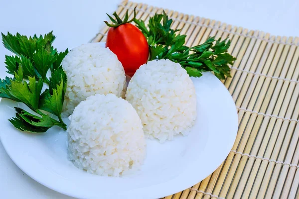 Nasi rebus dengan keju di piring putih dengan latar belakang putih — Stok Foto