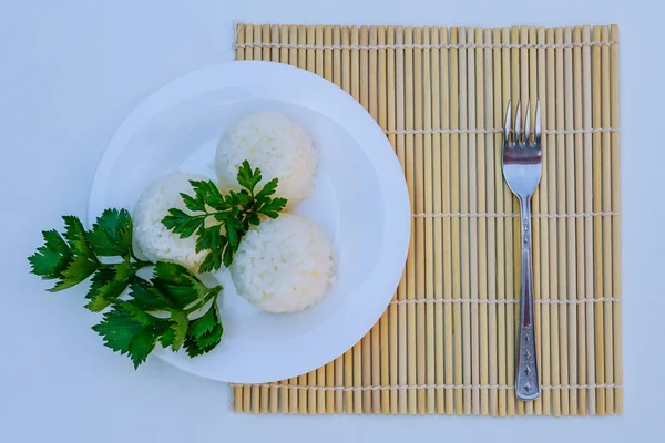 Nasi rebus dengan keju di piring putih dengan latar belakang putih — Stok Foto