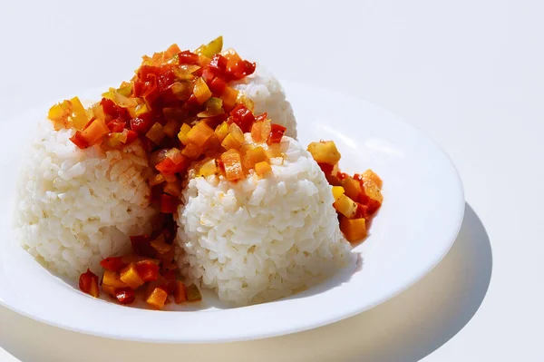 Sepiring nasi dengan sayuran. Latar belakang putih . — Stok Foto