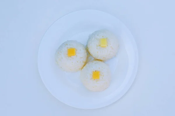 Nasi rebus dengan keju di piring putih dengan latar belakang putih — Stok Foto