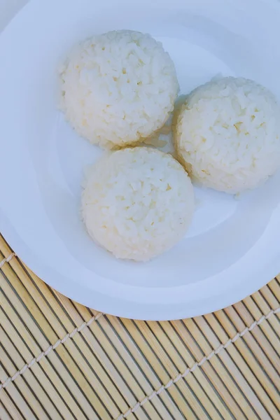 Варёный рис с сыром на белом фоне — стоковое фото