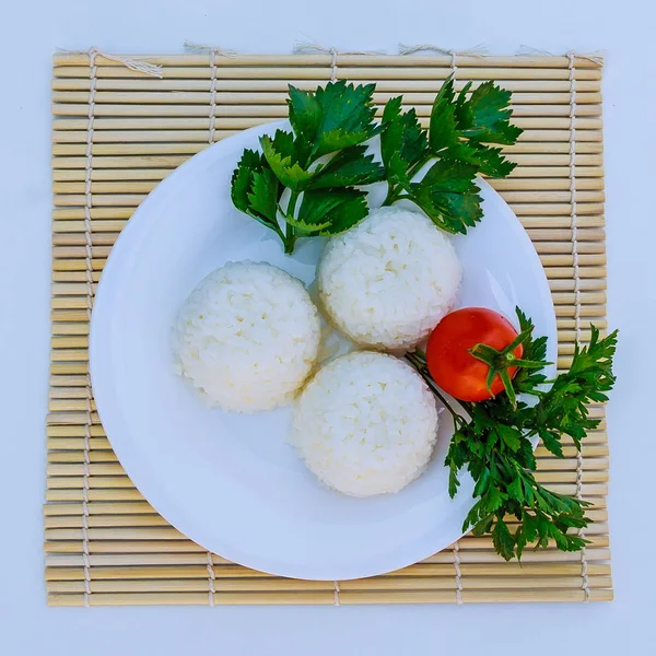 Nasi rebus dengan keju di piring putih dengan latar belakang putih — Stok Foto
