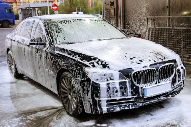 Uzhhorod, Ukrayna, 7 Ağustos 2019: Otomobil yıkama. Yüksek basınçlı su ve köpük yıkayın.