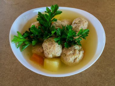 Köfte ve patates, beyaz tabakta sebze çorbası..