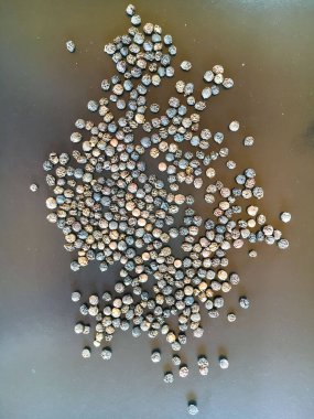 Siyah arka planda kara biberler.